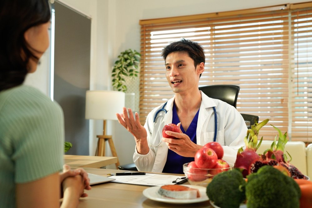 Nutritionist,Giving,Consultation,To,Patient,With,Healthy,Fruit,And,Vegetable,